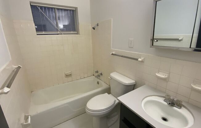 2 beds, 1 bath, 800 sqft, $1,000, Unit 20