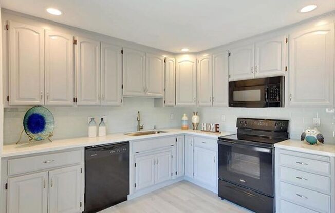 Cute Home in Blossom Hill with A/C, Fresh Paint, Wood Laminate Flooring, Detached Bonus Room!