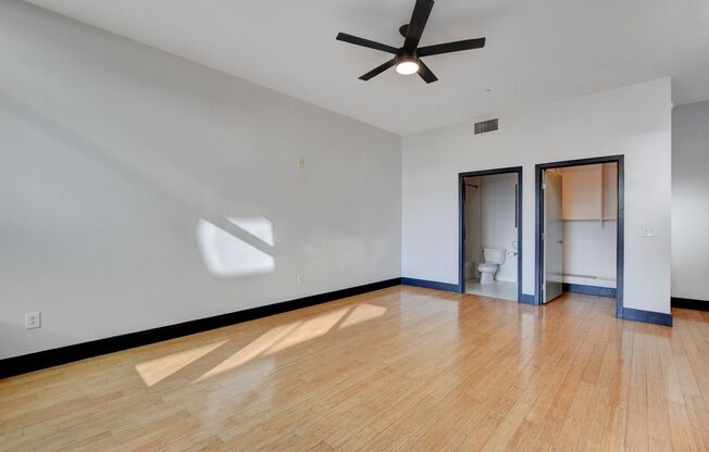 Loft 5 #310- Stunning 1Bd/2.5Ba Two Level Loft Offers 1776sf of Expansive Spacing