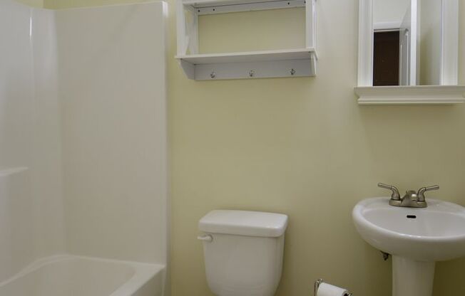 2 beds, 2 baths, 1,000 sqft, $1,600, Unit 402