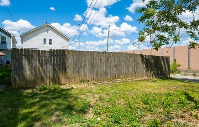 3 beds, 1 bath, $1,495, Unit 701