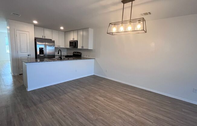 Relaxing Pet Friendly Home with pet door to backyard - Includes Washer/Dryer & Full Appliance Package