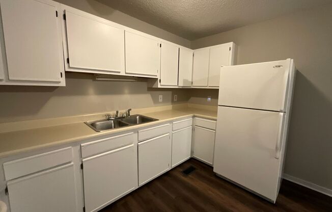 3 beds, 1 bath, 1,008 sqft, $895, Unit Unit C