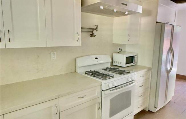 1216 N BEVERLY GLN BLVD