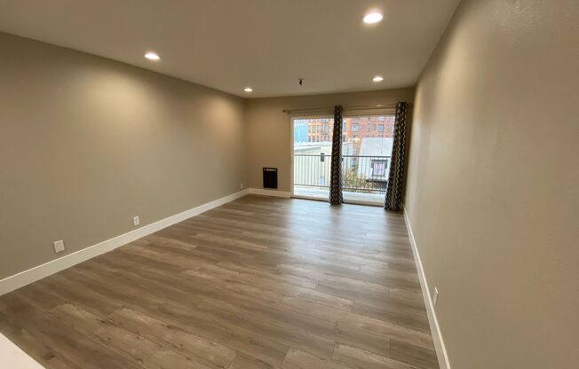 1 Bed 1 Bath Condo Newly Remodeled W/ Parking, In Adams Point Area, Oakland