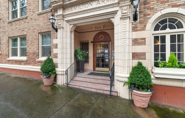 Charming Goose Hollow Condo – Hardwood Floors, High Ceilings, Prime Location