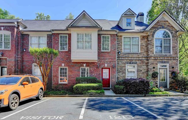 Gorgeous 2BR, 2.5BA Townhome in Roswell – Minutes from Alpharetta!