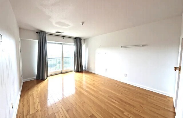 1 bed, 1 bath, 644 sqft, $1,900, Unit 502