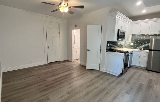 Studio, 1 bath, 425 sqft, $1,945, Unit 04
