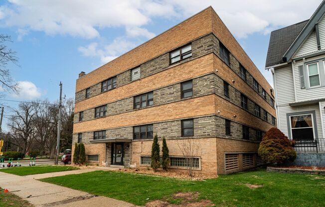 2600 E Kenwood Blvd
