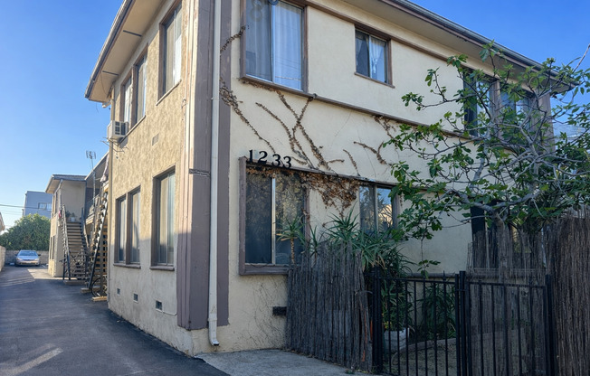 1233 N Ardmore Ave Apartments