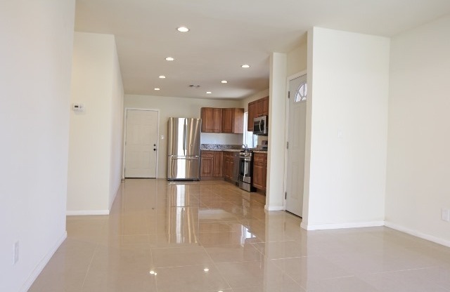 Upgraded 4+2.5 in Reseda w/all appliances included!