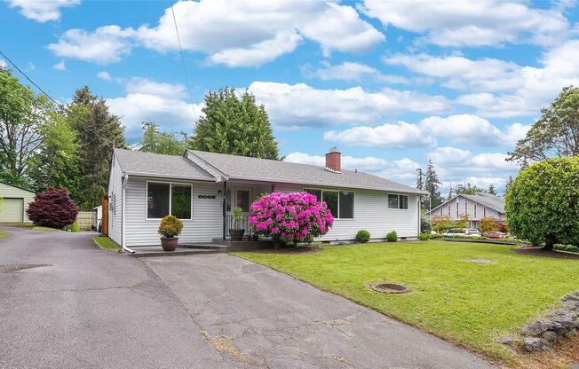 LOW RENT!Beautiful 4Bed2Bath House!PRIME heart of Lynnwood!Convenient Location!