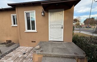 2 beds, 1 bath, $2,300