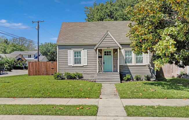 Cutest Cottage available Now in McKinney!