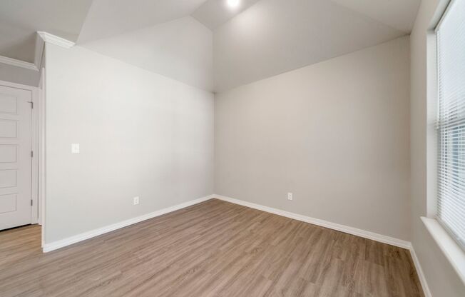 3 beds, 2 baths, 1,304 sqft, $1,829, Unit 568