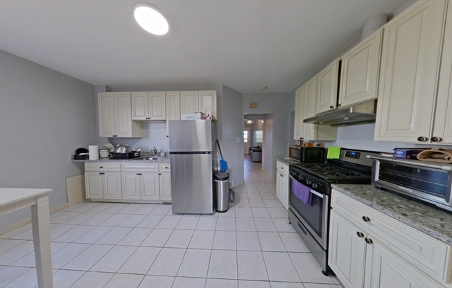 3 beds, 1 bath, 1,200 sqft, $2,600, Unit 3