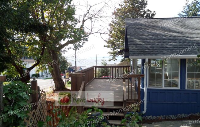 SPECTACULAR VIEWS! Unique & Adorable House w/Huge Deck - Walking Distance to Redondo Beach!!