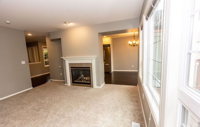 Beautiful 2 Bed 2.5 Bath Townhome in Kent