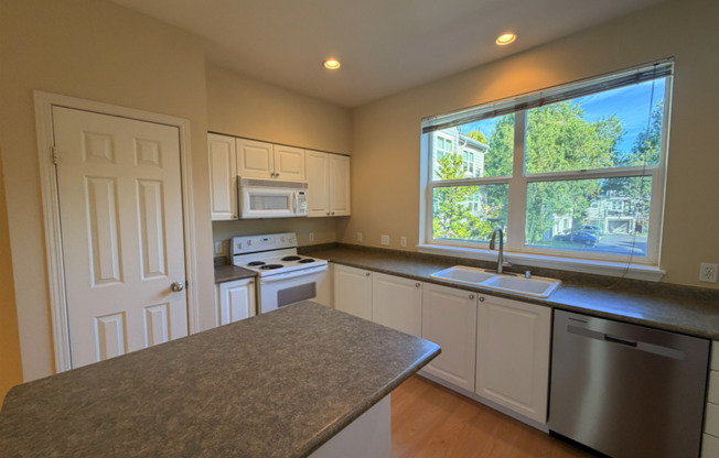 Stunning Northwynd Condominium for Lease near Vancouver Waterfront & Beaches - 714 SE Fairwinds Loop