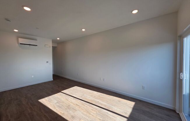 Studio, 1 bath, 327 sqft, $1,805, Unit 403