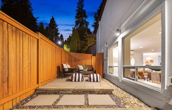 9817 SE Shoreland Dr, Bellevue, WA 98004