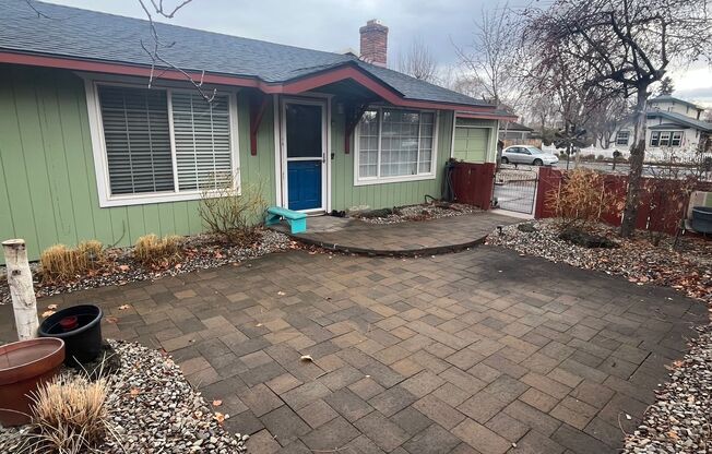 Single Level Home Close to Downtown Redmond - Yard Care Included