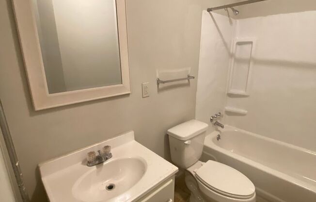 2 beds, 1 bath, $700, Unit Bldg 10 Apt H