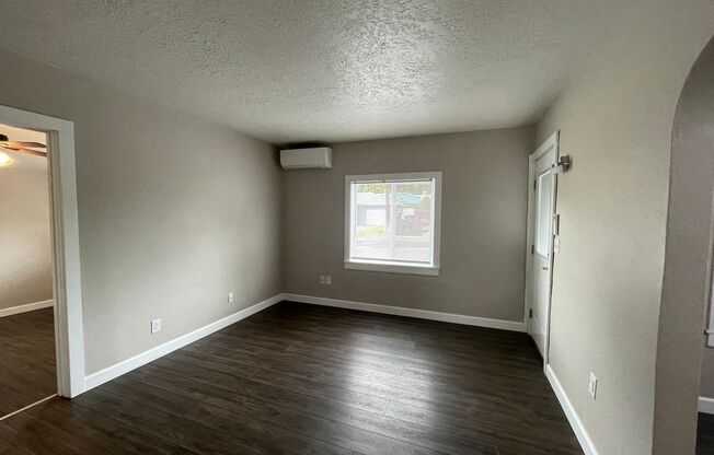 2 beds, 1 bath, 706 sqft, $1,300, Unit Coll140