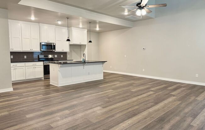 Large 2 Bed, 2 Bath in Beautiful Well-Maintained Neighborhood