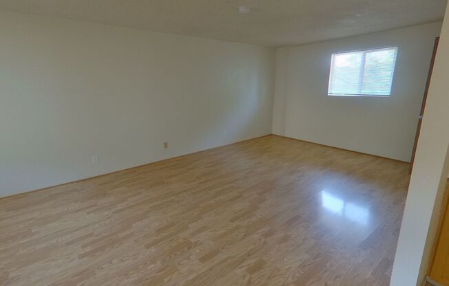 2 beds, 1 bath, $1,200, Unit 5