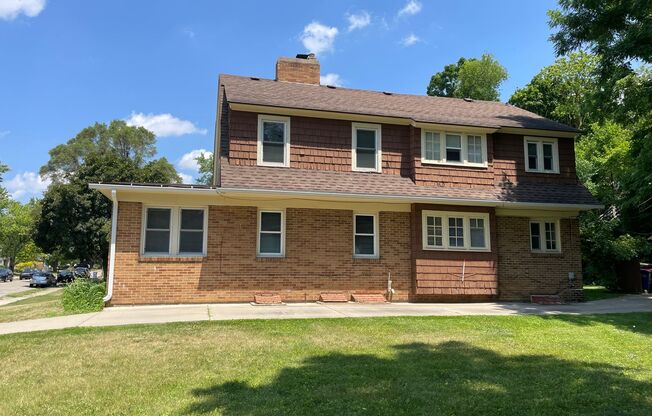 2230 Riverside Dr NE