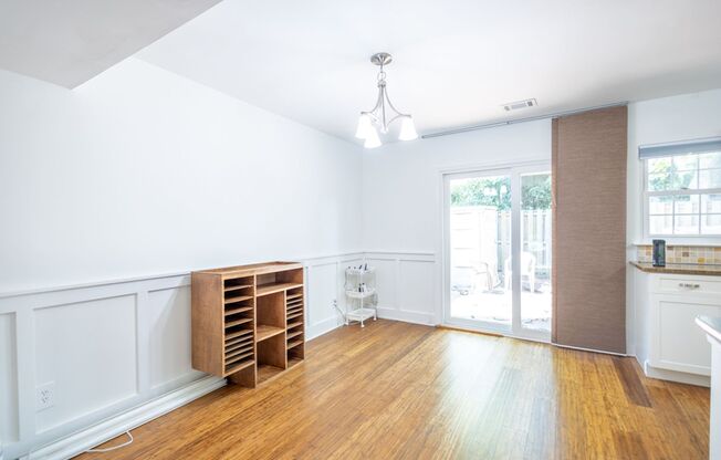 Lovely 3 BR/2.5 BA Townhome in Columbia!