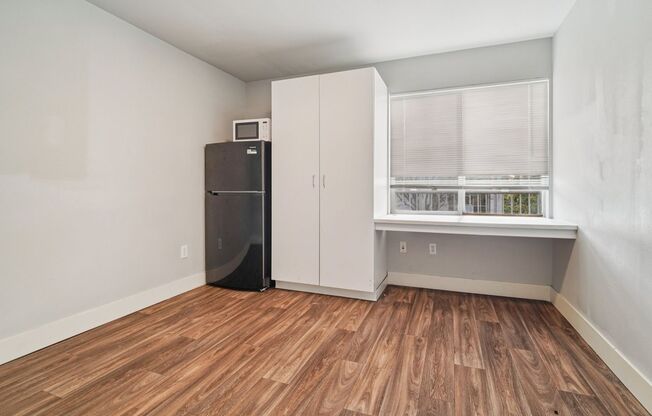 Studio, 1 bath, 200 sqft, $949, Unit 107