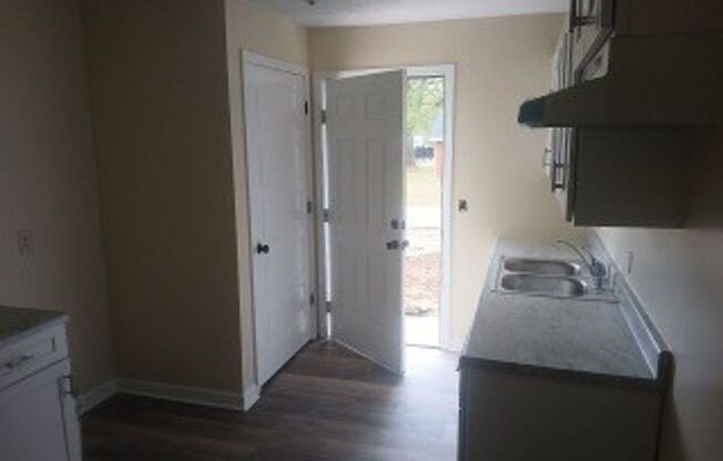 2 beds, 1 bath, $895, Unit 633 Colonette Drive