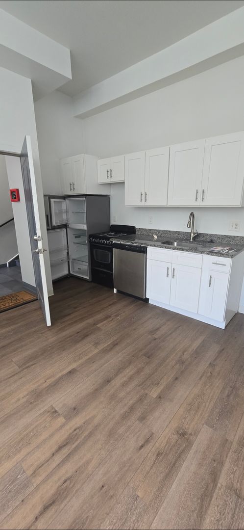 1 bed, 1 bath, $1,050, Unit 103