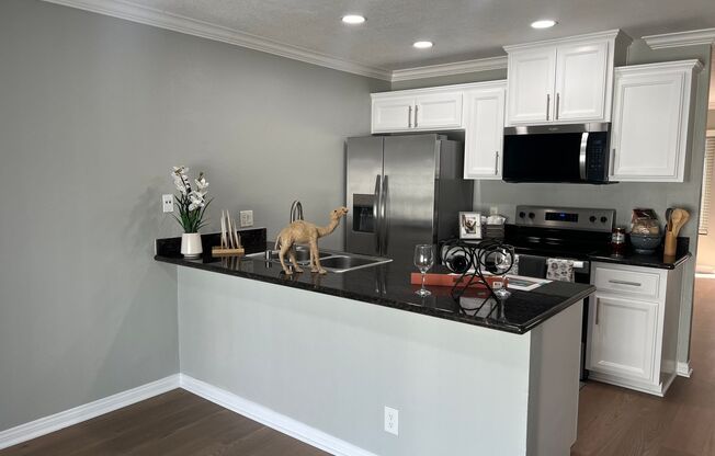 2 beds, 1 bath, 850 sqft, $2,810, Unit C-7