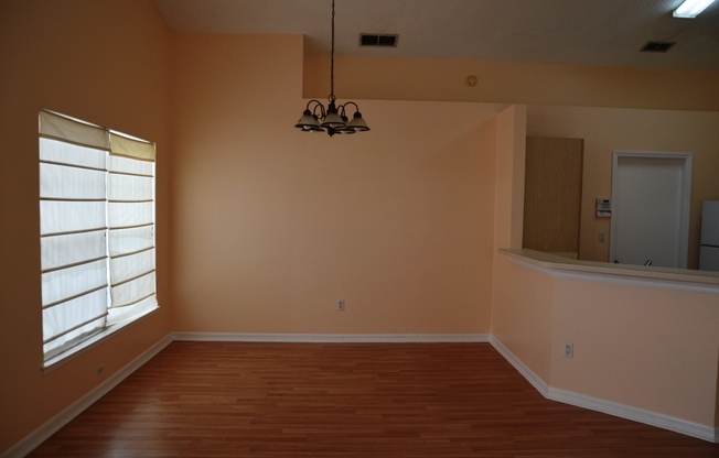 Cute 3/2 House with Laminate Flooring and 1-Car Garage (SE Orlando)