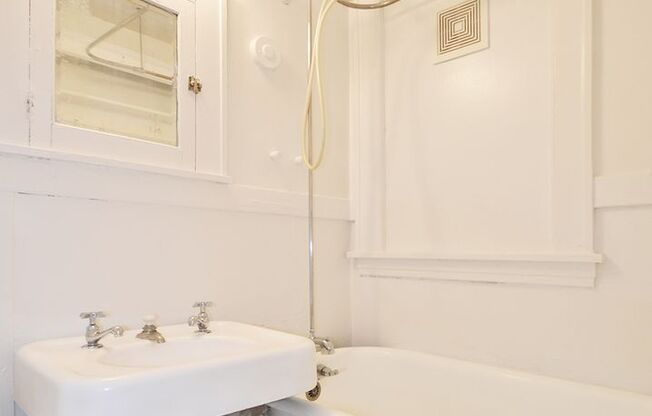 Studio, 1 bath, 375 sqft, $825, Unit 10 - 208