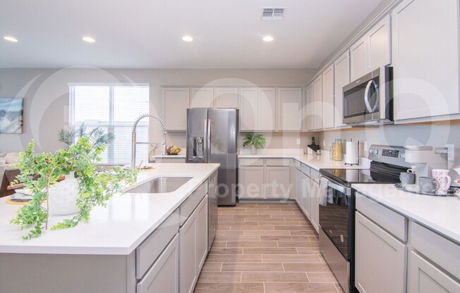7819 S 44 LN