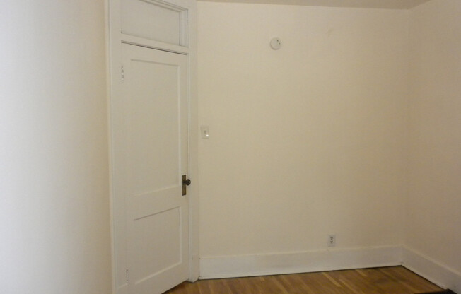 2 beds, 1 bath, $750, Unit Apt B