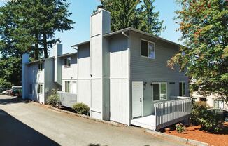 **AVAILABLE 11/4** Great SW Portland Townhouse style Apartment! Water/Garbage Included!