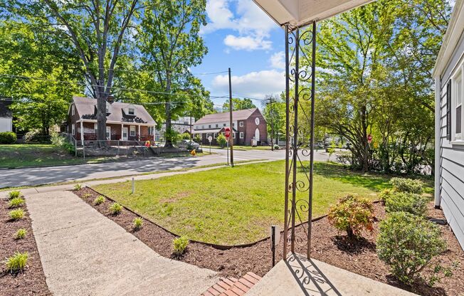 Beautiful 2 bedroom, 1 bath home near Downtown Durham, High-end Finishes and fenced-in backyard!