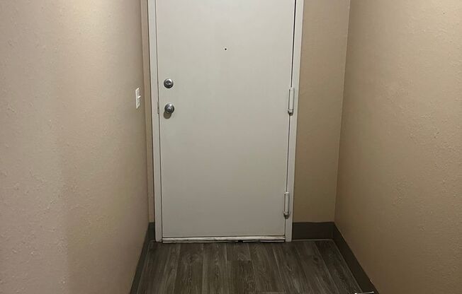 1 bed, 1 bath, 850 sqft, $1,050, Unit 10-17