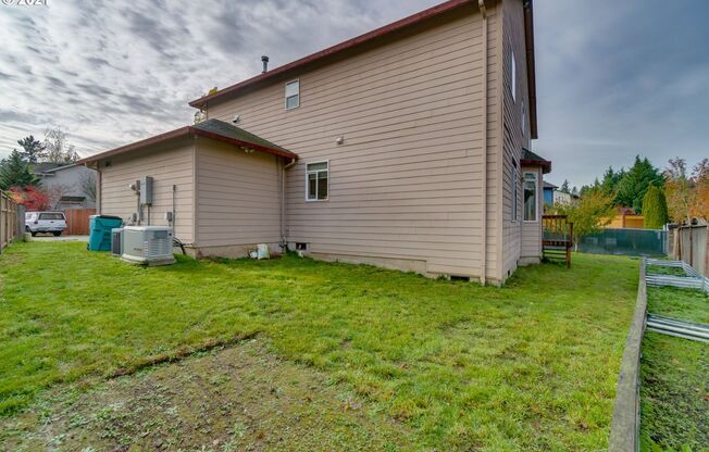 ***REST OF DECEMBER FREE***FANTASTIC 4 Bed 2.5 Bath Home in Salmon Creek! HUGE side yard and back yard! Extra large private driveway!