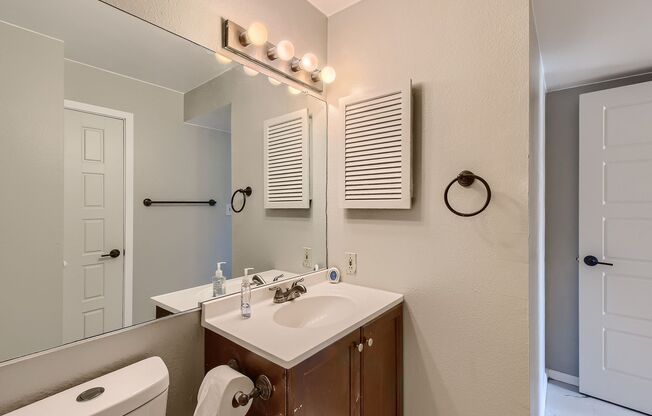 *APPLICATION FEES WAIVED!!* Cozy 1Bed/1Bath in Denver!!