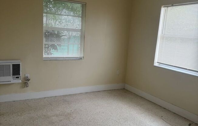 2 beds, 1 bath, $2,000, Unit 2130-5