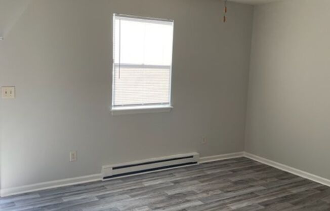 2 beds, 1 bath, 640 sqft, $960, Unit H-1