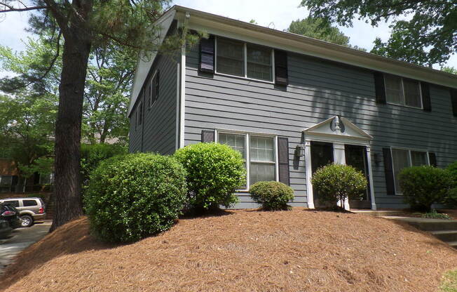 CORNER TOWNHOUSE/WOOD FLOORS/EXTRA WINDOWS -- WFU AREA!