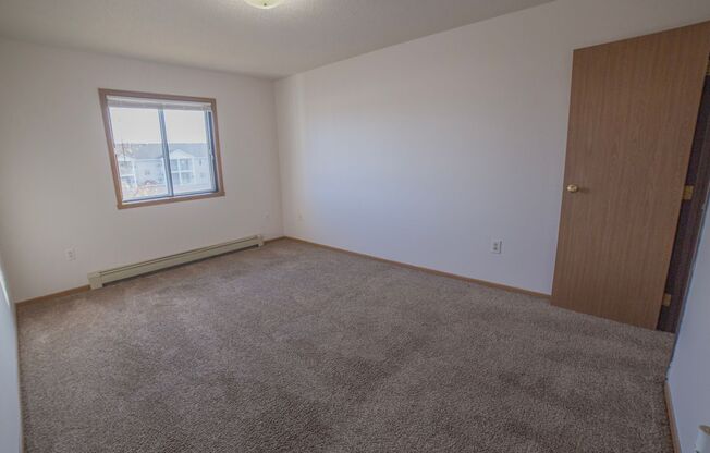 3 beds, 1 bath, 1,070 sqft, $965, Unit 1414-201